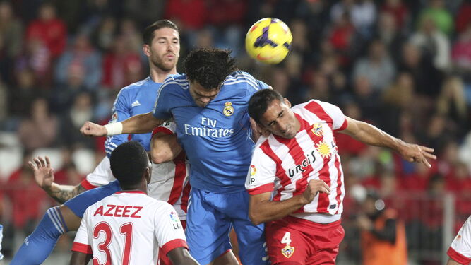 Pellerano salta con Pepe en un Almería-Real Madrid