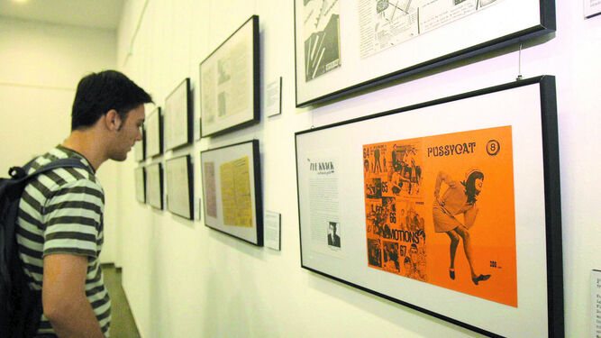Un joven visita una exposición