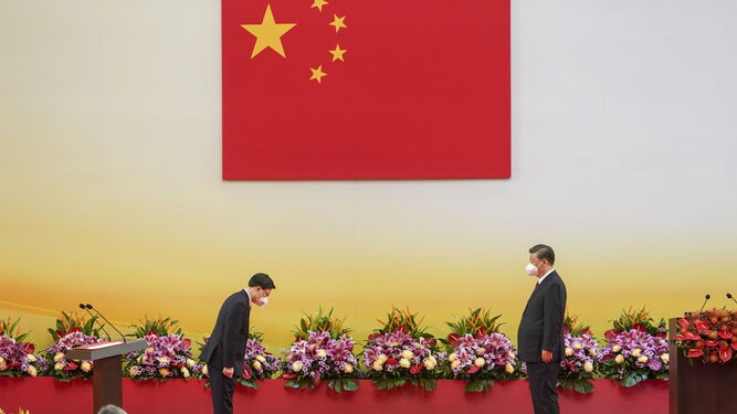 El nuevo director ejecutivo de Hong Kong, John Lee, se inclina ante el presidente chino, Xi Jinping .