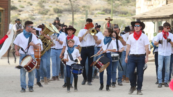 La Agrupación Musical San Indalecio de la Cañada haciendo un pasacalles.