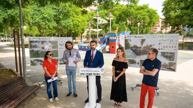 El alcalde y la concejal de Urbanismo, junto a los diseñadores, han presentado este nuevo parque