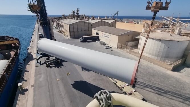 El  ‘BBC Balboa’ cargando en el puerto de Almería piezas para torres eólicas con destino el Sáhara