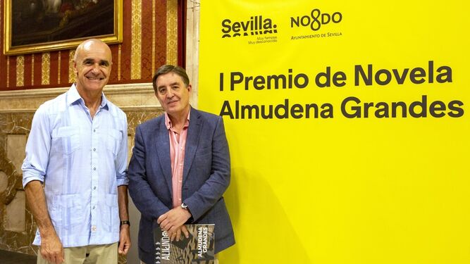 El alcalde Antonio Muñoz y Luis García Montero, tras anunciar el premio.