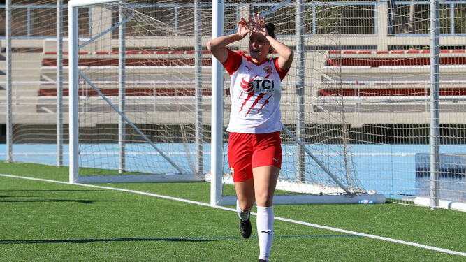 Sarita celebra su gol al Extremadura