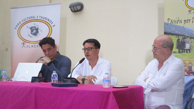 El ponente, Juan Gabriel García Cantón, junto a Manuel Guzmán, diputado de Cultura, y Juan Aguilera, presidente de '3 Taurinos3'.