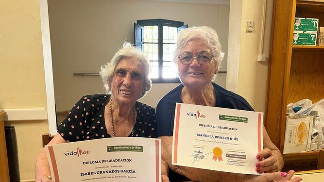 Manuela e Isabel muestran orgullosas sus diplomas