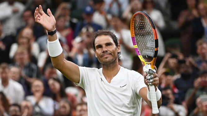 Rafa Nadal saluda al público tras ganar la tercera ronda de Wimbledon a Lorenzo Sonego