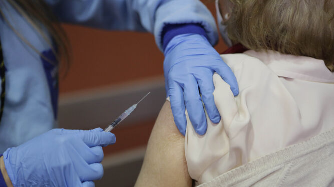 Una mujer recibe una vacuna contra el Covid.