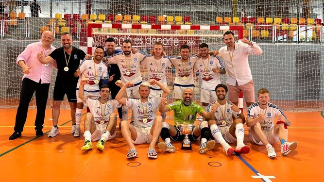El CD Sordos Huelva posa en la localidad madrileña con la copa de campeón.