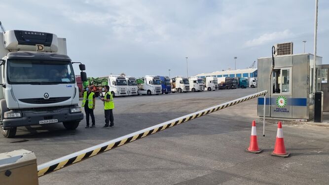 Parking de camiones en el puerto de Almería