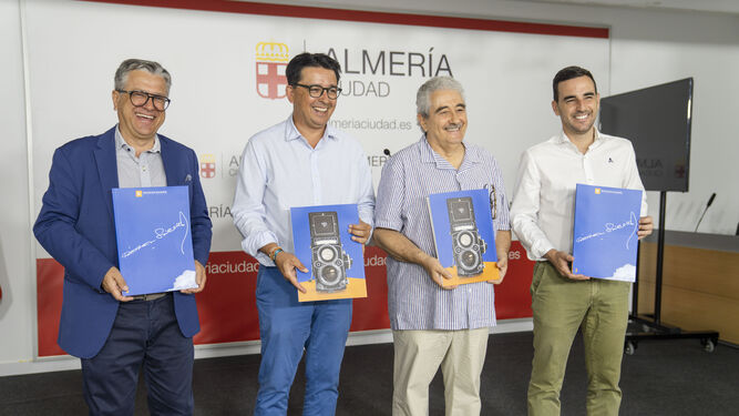 Santiago Alfonso, Manuel Guzmán, Carlos de Paz y Carlos Sánchez con la revista D.