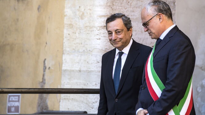 El primer ministro italiano, Mario Draghi (izq.), junto al alcalde de Roma,  Roberto Gualtieri.
