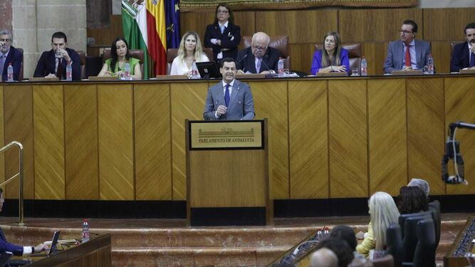 El presidente y candidato a la Presidencia Juanma Moreno durante su discurso ante el Parlamento.