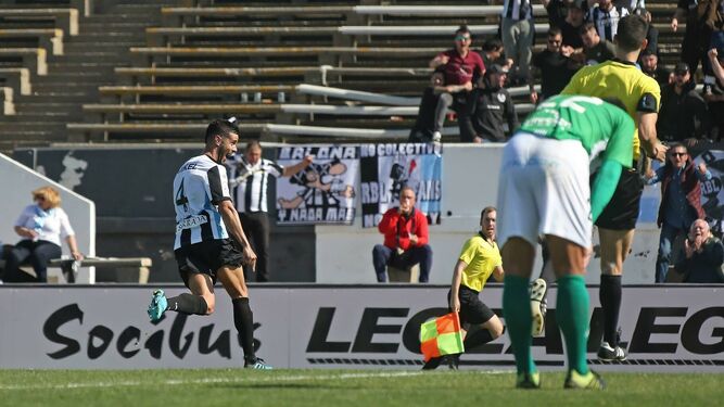 El central, con la camiseta del Linense, celebra el gol que le hizo al Sanluqueño