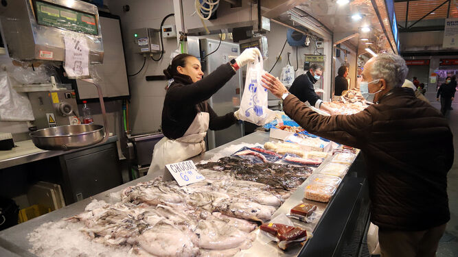 Puesto de pescado en un mercado de Jerez