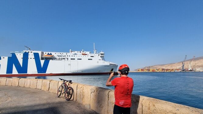 El buque ‘GNV Bridge’, de la naviera italiana GNV, ya en Almería