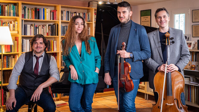 El trío Arbós con Sandra Carrasco en el estudio de Juan Carlos Garvayo