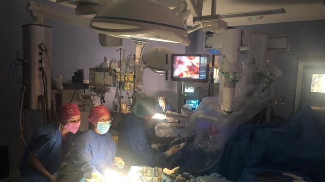 Una intervención del equipo de Urología del Hospital Torrecárdenas con el robos Da Vinci