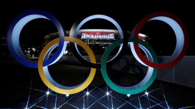 Los anillos olímpicos frente al Estadio Olímpico de Tokio en una foto de archivo