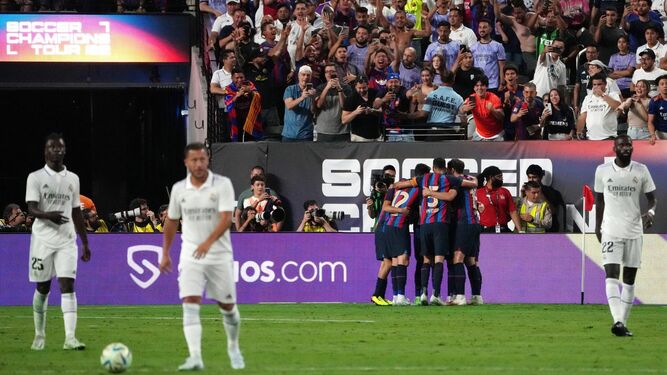 Jugadores del FC Barcelona celebran una anotación en la primera mitad del partido frente al Real Madrid en el Allegiant Stadium, en Las Vegas