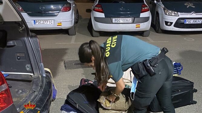 Dos detenidos en Huércal-Overa por trasladar casi 32 kilos de hachís en un automóvil