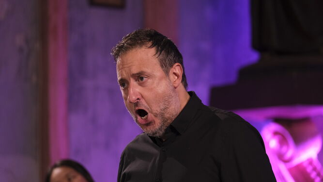 Carlos Mena durante la actuación en la iglesia del convento de San Luis de Vélez-Blanco.