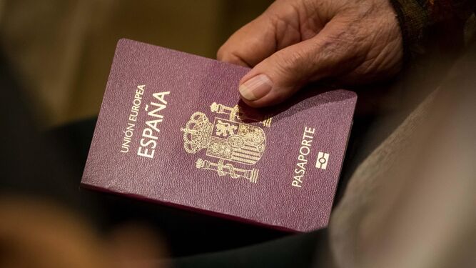Una persona sosteniendo un pasaporte de España