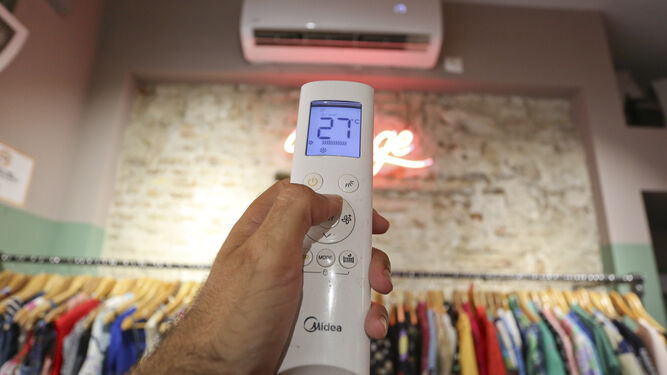 Un hombre gradúa la temperatura en una tienda.