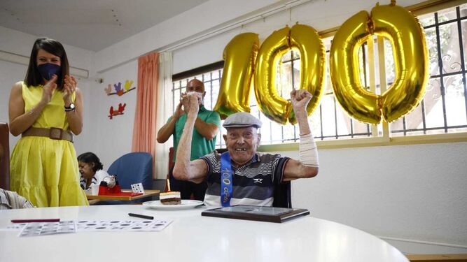 Manuel muestra su felicidad al celebrar sus cien años.