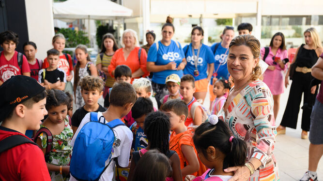 Paola Laynez con los niños de esta Escuela de Verano