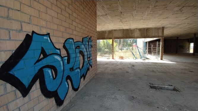 Pintadas en el interior del inacabado centro de salud de Camposoto, en una imagen del pasado verano.