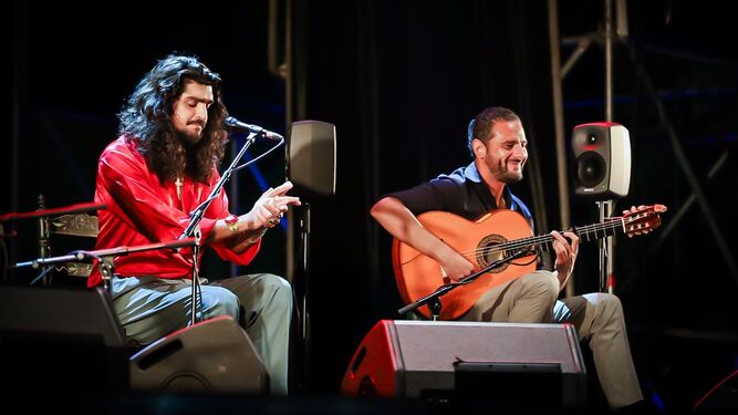 Israel Fernández y Diego del Morao, durante el concierto que ofrecieron en San Fernando.