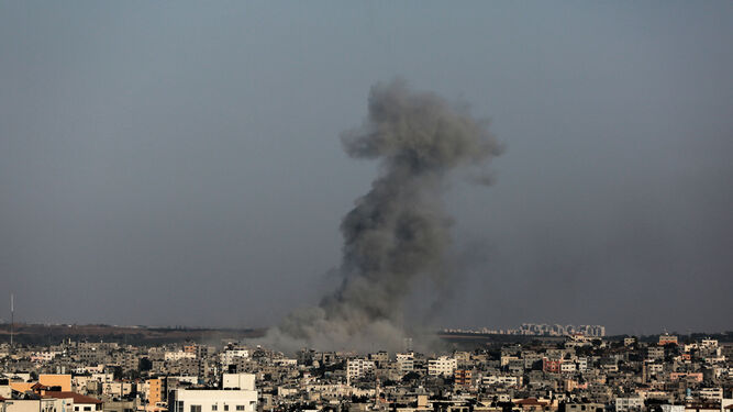 Columna de humo tras la caída de un misil en Gaza.