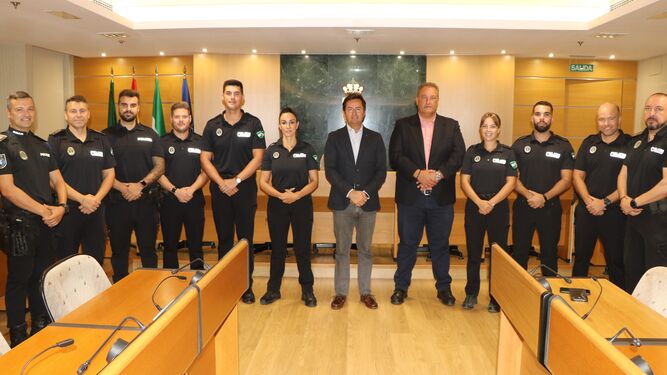 El alcalde de El Ejido con los nuevos agentes de la Policía Local .