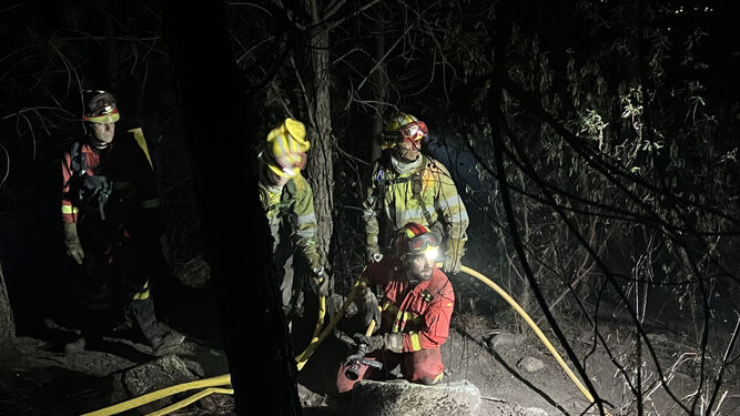 Los bomberos de la UME realizan un arco nocturno en el área quemada en Santa Cruz del Valle (Ávila).