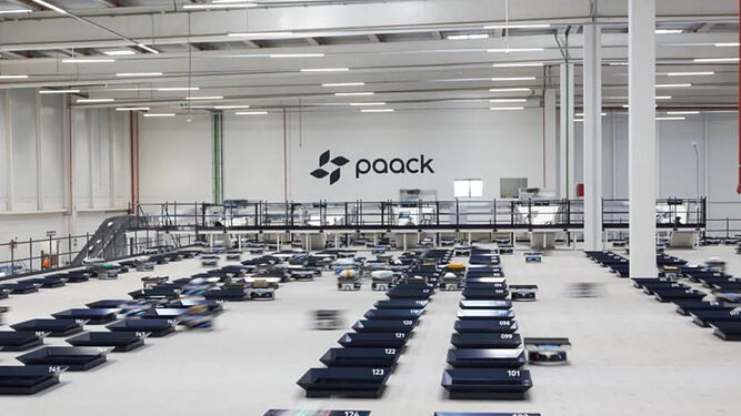 Los robots logísticos autónomos de Geek+ trabajando en las instalaciones de Paak.