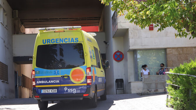 Una ambulancia en el Hospital de Jerez de la Frontera