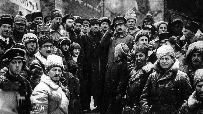 Lenin y Trotski, rodeados de bolcheviques en la Plaza Roja (1919).