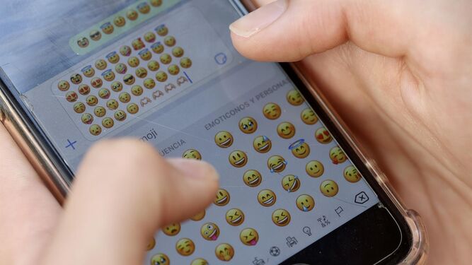 Imagen de archivo de emojis en un teléfono móvil