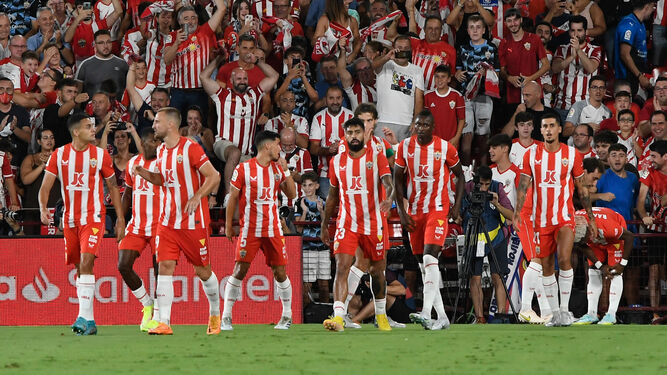 Samú Costa celebra junto a otros compañeros el primer gol de la temporada del Almería en Primera, obra de Ramazani.