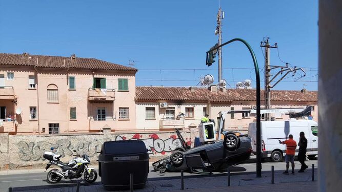 Evacuado a Torrecárdenas tras quedar su coche del revés en Sierra Alhamilla