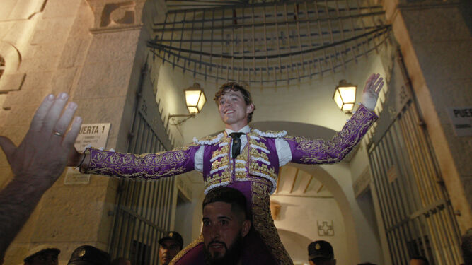 Jorge Martínez sale a hombros de la Plaza de Toros de Almería.