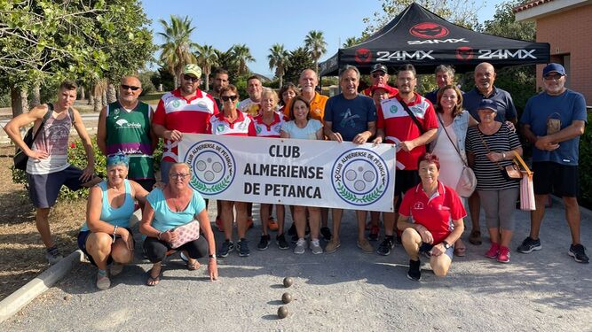 Foto de familia del Club Almeriense de Petanca