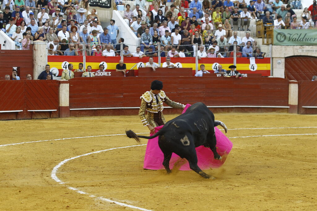 Im&aacute;genes de la corrida de toros de la Feria de Almer&iacute;a, con los diestros Emilio de Justo y Andr&eacute;s Roca Rey