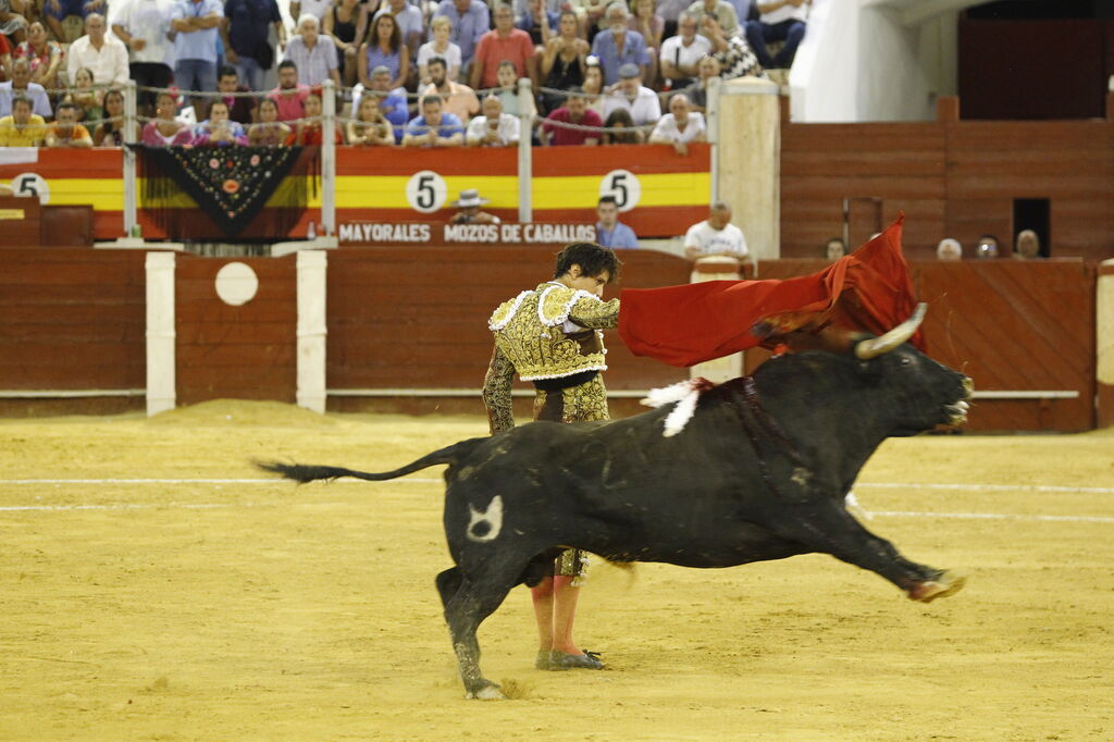 Im&aacute;genes de la corrida de toros de la Feria de Almer&iacute;a, con los diestros Emilio de Justo y Andr&eacute;s Roca Rey