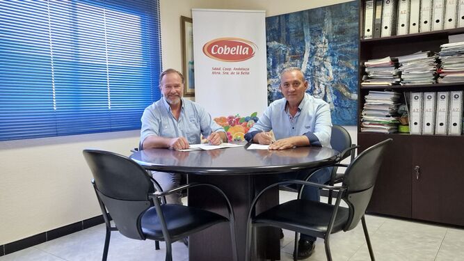 Firma del acuerdo entre Caja Rural del Sur y Cobella.