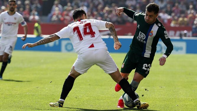 Suso le rebaña el balón a Embarba en un Sevilla-Espanyol