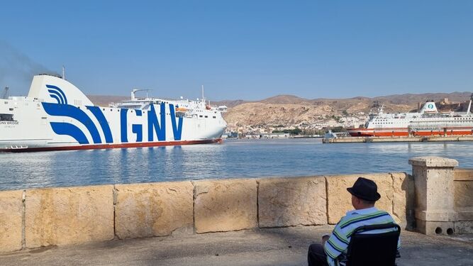 Ferri GNV en la bocana del puerto de Almería