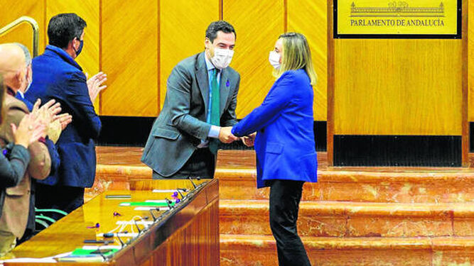 La consejera de Fomento, Marifrán Carazo, es felicitada por el presidente, Juanma Moreno, el día en que el Parlamento dio luz verde a la Ley del Suelo.
