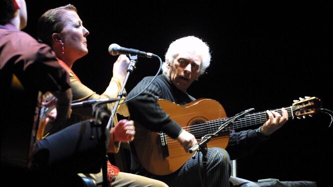 El guitarrista interpreta, junto a Carmen Linares, su obra 'Locura de brisa y trino'.